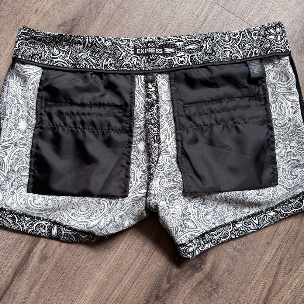 Express Black and White Paisley Shorts - Size 6 - Picture 13 of 14